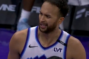 李凯尔手感依旧，转身勾手单打卡佩拉，投篮柔和应声入网！