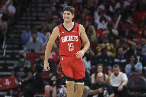 越打越好！谢泼德身后手刀抢断 随后快下反击双手暴扣！